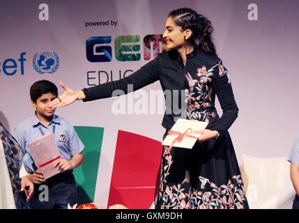 Attore di Bollywood Sonam Kapoor lancio del mondo la più grande lezione Programma India in occasione di insegnanti nazionali giorno Gurgaon Foto Stock