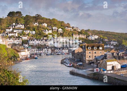 Il Cornish città di pescatori di Looe in il sole mattutino, Cornwall, Inghilterra. Molla (maggio) 2015. Foto Stock