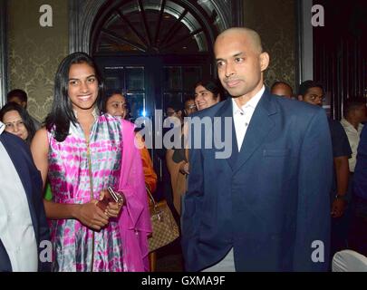 Indian badminton player Olimpiadi Rio silver medallist P V Sindhu coach P Gopichand Chief Minister Devendra Fadnavis Mumbai Foto Stock