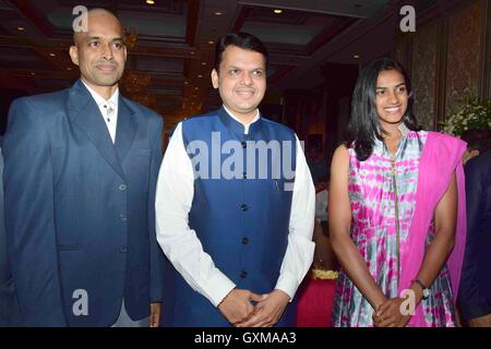 Indian badminton player Olimpiadi Rio silver medallist P V Sindhu Chief Minister Devendra Fadnavis coach P Gopichand Mumbai Foto Stock