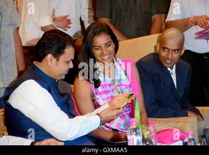 Indian badminton player Olimpiadi Rio silver medallist P V Sindhu Chief Minister Devendra Fadnavis P Gopichand Mumbai Foto Stock