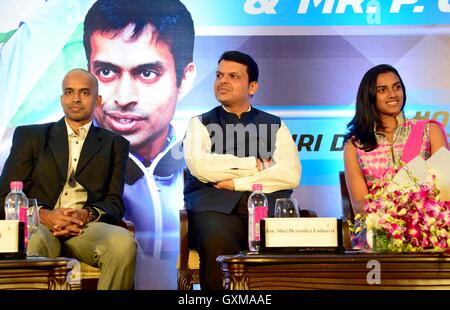 Indian badminton player Olimpiadi Rio silver medallist P V Sindhu Chief Minister Devendra Fadnavis coach P Gopichand Mumbai Foto Stock