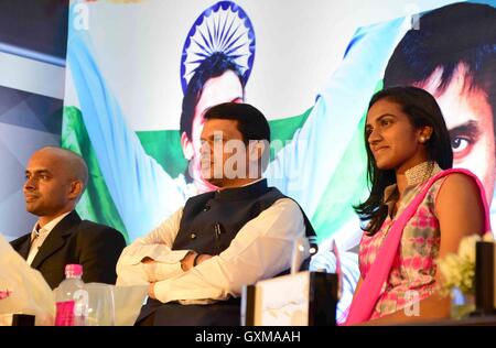 Indian badminton player Olimpiadi Rio silver medallist P V Sindhu Chief Minister Devendra Fadnavis coach P Gopichand Mumbai Foto Stock