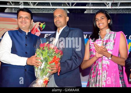 Indian badminton player Olimpiadi Rio silver medallist P V Sindhu Chief Minister Devendra Fadnavis coach P Gopichand Mumbai Foto Stock