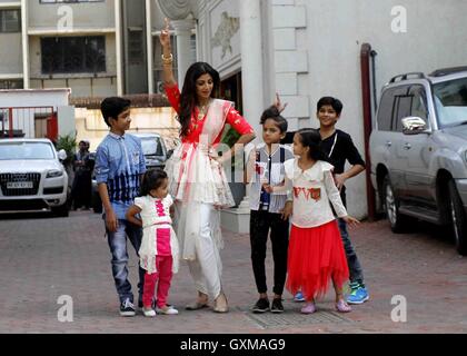 Attore di Bollywood Shilpa Shetty partecipa a una processione per l'immersione di un idolo indù Signore Dio Ganesh Mumbai Foto Stock