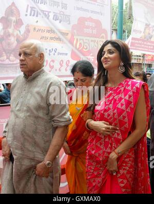 Attore di Bollywood Shilpa Shetty genitori visitano Chinchpoklicha Chintamani a offrire preghiere occasione Ganesh festival Mumbai Foto Stock