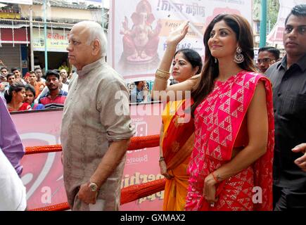 Attore di Bollywood Shilpa Shetty genitori visitano Chinchpoklicha Chintamani a offrire preghiere occasione Ganesh festival Mumbai Foto Stock