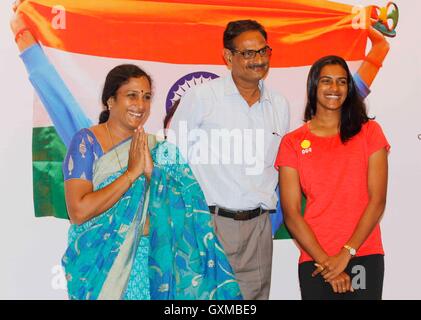 Indian badminton player silver medallist P V Sindhu genitori PV Ramana P Vijaya funzione felicitation organizzato OGQ Mumbai Foto Stock