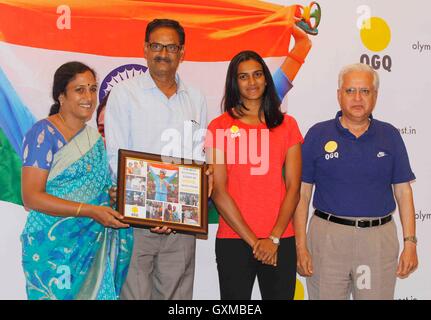 Indian badminton player silver medallist P V Sindhu genitori PV Ramana P Vijaya funzione felicitation organizzato OGQ Mumbai Foto Stock