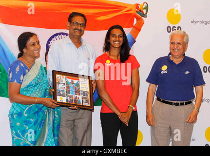 Indiano badminton giocatore medaglia d'argento P V Sindhu genitori PV Ramana P Vijaya Felicitation funzione organizzata OGQ Mumbai Maharashtra India Foto Stock