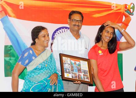 Indian badminton player silver medallist P V Sindhu genitori PV Ramana P Vijaya funzione felicitation organizzato OGQ Mumbai Foto Stock