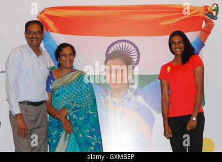 Indiano badminton giocatore medaglia d'argento P V Sindhu genitori PV Ramana P Vijaya Felicitation funzione organizzata OGQ Bombay Mumbai Maharashtra India Asia indiano asiatico Foto Stock