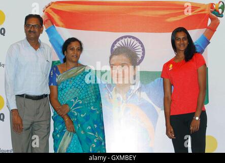 Indian badminton player silver medallist P V Sindhu genitori PV Ramana P Vijaya funzione felicitation organizzato OGQ Mumbai Foto Stock