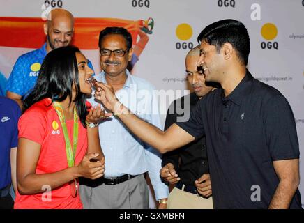 Indian badminton player P V Sindhu Kiran Challagundla OGQ Viren Rasquinha PV Ramana funzione felicitation organizzato Mumbai Foto Stock