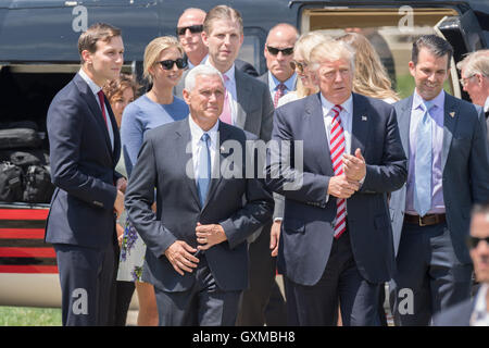 GOP candidato presidenziale Donald Trump passeggiate con vice candidato presidenziale Indiana il Governatore Mike Pence e i suoi figli come egli arriva per la Convention Nazionale Repubblicana Luglio 20, 2016 a Cleveland, Ohio. Trump è volato in aeroporto in riva al lago dal suo jet privato e quindi in elicottero per un grand'arrivo. Foto Stock