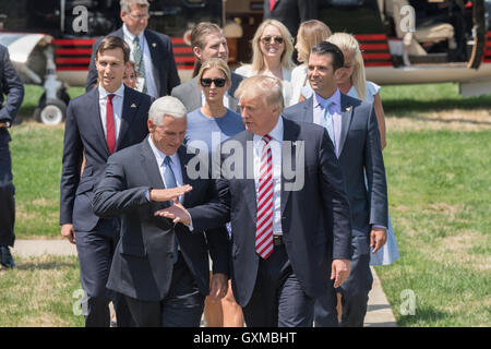 GOP candidato presidenziale Donald Trump passeggiate con vice candidato presidenziale Indiana il Governatore Mike Pence e i suoi figli come egli arriva per la Convention Nazionale Repubblicana Luglio 20, 2016 a Cleveland, Ohio. Trump è volato in aeroporto in riva al lago dal suo jet privato e quindi in elicottero per un grand'arrivo. Foto Stock