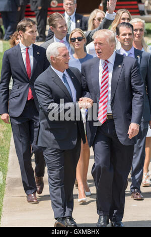 GOP candidato presidenziale Donald Trump passeggiate con vice candidato presidenziale Indiana il Governatore Mike Pence e i suoi figli come egli arriva per la Convention Nazionale Repubblicana Luglio 20, 2016 a Cleveland, Ohio. Trump è volato in aeroporto in riva al lago dal suo jet privato e quindi in elicottero per un grand'arrivo. Foto Stock