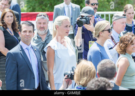 I figli di GOP candidato presidenziale Donald Trump a piedi per salutare il loro padre durante il suo arrivo in elicottero alla Convention Nazionale Repubblicana Luglio 20, 2016 a Cleveland, Ohio. Da sinistra a destra: Donald Trump, Jr., Vanessa Trump e Ivanka Trump. Foto Stock