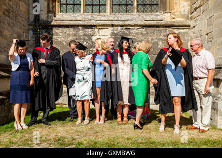 Studenti e le loro famiglie a Canterbury Christ Church University di cerimonia di laurea, Canterbury, Kent, Regno Unito Foto Stock