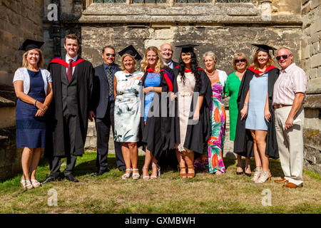 Studenti e le loro famiglie a Canterbury Christ Church University di cerimonia di laurea, Canterbury, Kent, Regno Unito Foto Stock