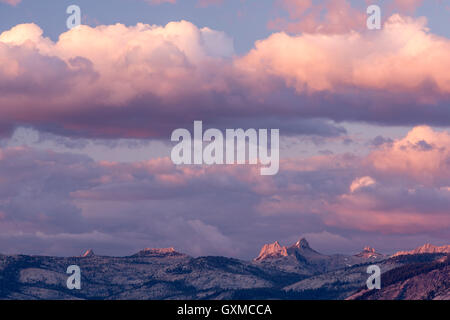 Tramonto colorato sopra il terreno montuoso del Parco Nazionale di Yosemite in California, Stati Uniti d'America. Per il periodo estivo (Giugno) 2015. Foto Stock