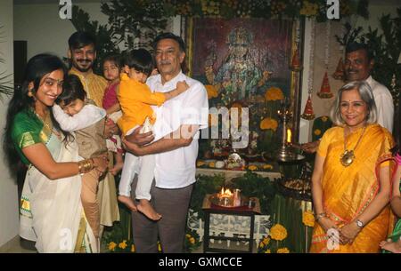 Attore di Bollywood Vivek Oberoi di Olga Alva Suresh Oberoi Vivaan vira Ameyaa Nirvana Yashodhara immersione Ganesh Mumbai Foto Stock