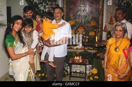 Attore di Bollywood Vivek Oberoi di Olga Alva Suresh Oberoi Vivaan vira Oberoi Ameyaa Nirvana Yashodhara immersione Ganesh Mumbai Foto Stock