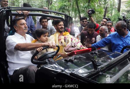 Attore di Bollywood Vivek Oberoi Suresh Oberoi Vivaan vira Oberoi partecipa processione per l'immersione Signore Ganesh Mumbai Foto Stock