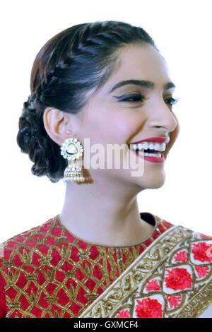 Attore di Bollywood Sonam Kapoor lancio del primo indiano di moda nuziale matrimonio settimana Store in New Delhi Foto Stock