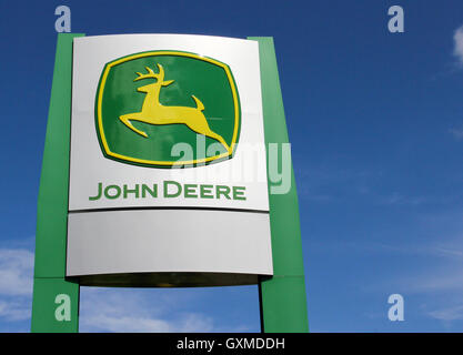 Spencer, Wisconsin - Settembre, 16, 2016 John Deere segno concessionaria John Deere è un fornitore leader di prodotti agricoli equipaggiare. Foto Stock