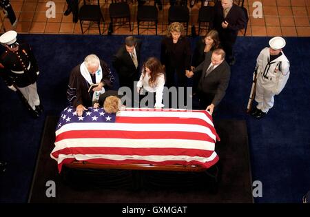 Ex First Lady Nancy Reagan stabilisce la sua testa sulla bandiera-drappeggiato scrigno del marito, ex U.S. Il Presidente Ronald Reagan durante un servizio di internamento a Ronald Reagan Presidential Library Luglio 7, 2004 in Simi Valley, California. Foto Stock