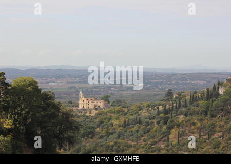 Un bel panorama e chiesa di distanza dalla città di Tivoli, Santuario Madonna di Quitiliolo, Italia Foto Stock