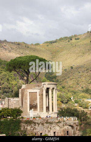 Il bellissimo Tempio di Vesta da una distanza, Tivoli, Italia Foto Stock