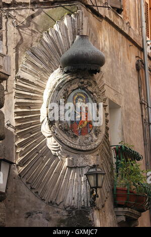 Angolo santuario, interessante decorazione religiosa sul lato di un edificio raffigurante la Vergine della Madonna e di Gesù, Tivoli, Italia Foto Stock