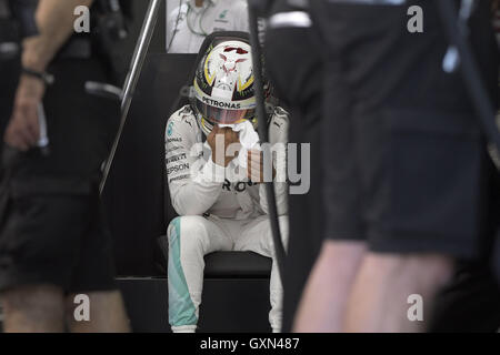 Singapore. Xvi Sep, 2016. Driver Mercedes Lewis Hamilton di Bretagna reagisce durante la prima sessione di prove libere il giorno 1 del 2016 Singapore F1 Grand Prix gara notturna, Sett. 16, 2016. Credito: Quindi Chih Wey/Xinhua/Alamy Live News Foto Stock