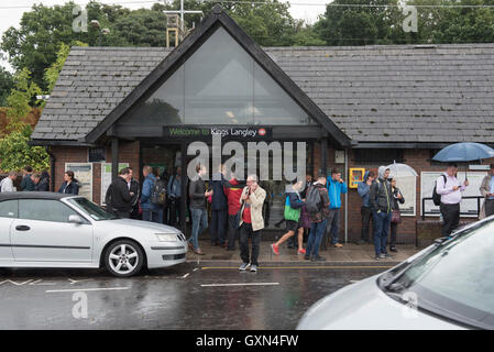 Londra, Regno Unito. 16 settembre 2016. I passeggeri in attesa di essere raccolte fuori Kings Langley rail station dopo il deragliamento da una frana di un treno legato per London Euston. Essi sono stati trasferiti dal treno deragliato per un treno di salvataggio e usciti a Kings Langley. Credito: Stephen Chung / Alamy Live News Foto Stock