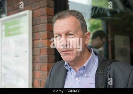 Londra, Regno Unito. 16 settembre 2016. David Payne da Berkhamstead è tra i passeggeri in attesa di essere raccolte fuori Kings Langley rail station dopo il deragliamento da una frana di un treno legato per London Euston. Essi sono stati trasferiti dal treno deragliato per un treno di salvataggio e usciti a Kings Langley. Credito: Stephen Chung / Alamy Live News Foto Stock