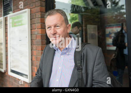 Londra, Regno Unito. 16 settembre 2016. David Payne da Berkhamstead è tra i passeggeri in attesa di essere raccolte fuori Kings Langley rail station dopo il deragliamento da una frana di un treno legato per London Euston. Essi sono stati trasferiti dal treno deragliato per un treno di salvataggio e usciti a Kings Langley. Credito: Stephen Chung / Alamy Live News Foto Stock