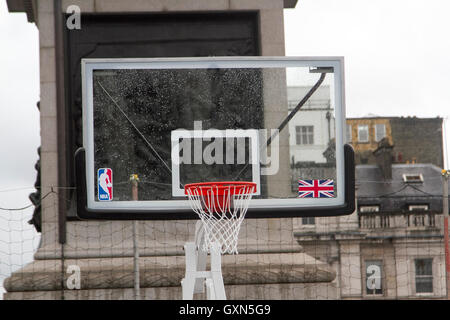 Londra, Regno Unito. 16 settembre 2016. Un campo da pallacanestro è impostato fino a Trafalgar Square per il lancio ufficiale di NBA 2K17 che è fuori su PC e PS4 e Xbox un credito: amer ghazzal/Alamy Live News Foto Stock