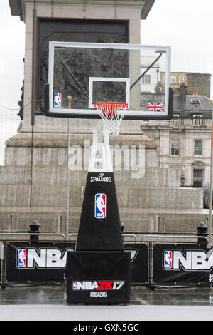 Londra, Regno Unito. 16 settembre 2016. Un campo da pallacanestro è impostato fino a Trafalgar Square per il lancio ufficiale di NBA 2K17 che è fuori su PC e PS4 e Xbox un credito: amer ghazzal/Alamy Live News Foto Stock