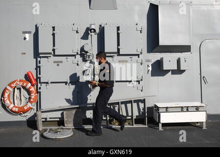 Gdynia, Polonia 16th, Sett. 2016 Marina spagnola soldato all'ESP Mendez Nunez nave è visto. 3 inserto SNMG NATO-1 fregate - ESP spagnolo Mendez Nunez (nella foto), Portugese NRP Alvares Cabral e tedesco FGS Ludwigshafen visitare porto di Gdynia. La visita ha un carattere di lavoro, al fine di rifornire e il resto degli equipaggi delle navi. Inserto SNMG-1 è uno dei due permanenti marine Nato squadre che include selected cacciatorpediniere e fregate degli Stati membri. Credito: Michal Fludra/Alamy Live News Foto Stock