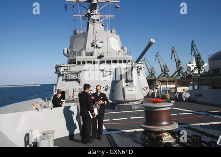 Gdynia, Polonia 16th, Sett. 2016 Marina spagnola soldato all'ESP Mendez Nunez nave è visto. 3 inserto SNMG NATO-1 fregate - ESP spagnolo Mendez Nunez (nella foto), Portugese NRP Alvares Cabral e tedesco FGS Ludwigshafen visitare porto di Gdynia. La visita ha un carattere di lavoro, al fine di rifornire e il resto degli equipaggi delle navi. Inserto SNMG-1 è uno dei due permanenti marine Nato squadre che include selected cacciatorpediniere e fregate degli Stati membri. Credito: Michal Fludra/Alamy Live News Foto Stock