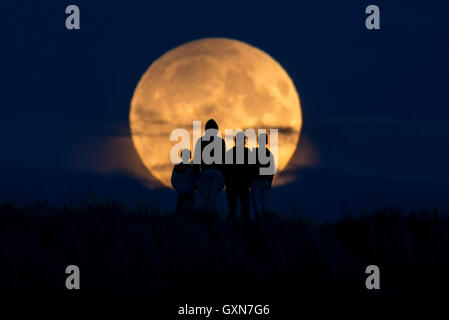 Edimburgo, Scozia, Regno Unito. 16 Settembre, 2016. Piena Harvest Moon sorge sulla Arthurs Seat, Edimburgo. Credito: TOM DUFFIN/Alamy Live News Foto Stock