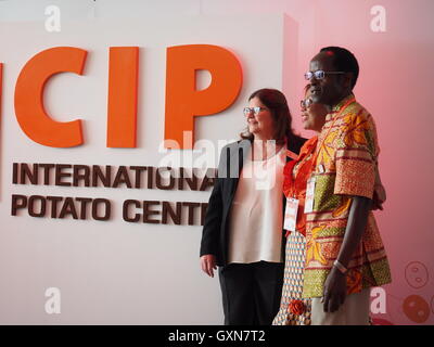 Lima Peru. Settembre 16th, 2016. Il Centro internazionale della patata (CIP) ha celebrato il quarantacinquesimo anniversario della sua creazione al Marriott Hotel di Lima. La cerimonia è stata introdotta da Barbara Wells, CIP Direttore generale e ha partecipato come ospite speciale dalla Sig.ra Nane Annan, Sweetpotato Ambasciatore, e i vincitori del World Food premio; Dott Jan bassa, Dott.ssa Maria Andrade, il dott. Robert Mwanga. (C) Carlos Garcia Granthon / Fotoholica/Alamy Live News Foto Stock