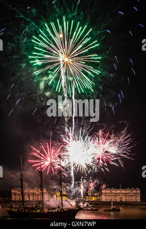 Londra, Regno Unito. 16 Settembre, 2016. Royal Greenwich Tall Ships festival di fuochi d'artificio Credito: Guy Corbishley/Alamy Live News Foto Stock