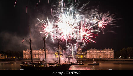 Londra, Regno Unito. 16 Settembre, 2016. Royal Greenwich Tall Ships festival di fuochi d'artificio Credito: Guy Corbishley/Alamy Live News Foto Stock