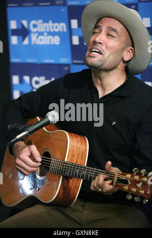 Philadelphia, PA, Stati Uniti d'America. Xvi Sep, 2016. Ben Harper suona presso un Germantown Pennsylvania organizzazione democratica manifestazione presso il Germantown campagna coordinata ufficio a Filadelfia, Pensilvania il 16 settembre 2016 Credit: Star Shooter/media/punzone Alamy Live News Foto Stock