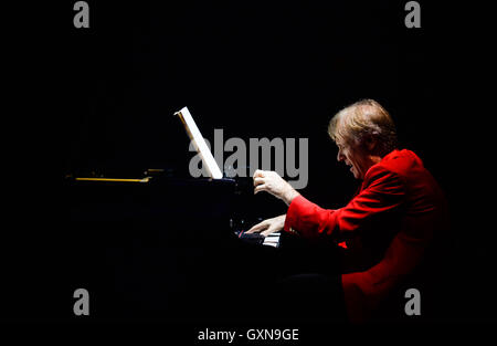 Nanjing, cinese della provincia di Jiangsu. Xvi Sep, 2016. Pianista francese Richard Clayderman esegue durante un concerto in Nanjing, a est della capitale cinese della provincia di Jiangsu, Sett. 16, 2016. © Li Xiang/Xinhua/Alamy Live News Foto Stock