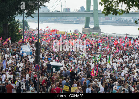 Colonia, Germania. Xvii Sep, 2016. Molte persone prendono parte a una manifestazione contro la Ceta ant TTIP accordi commerciali di Colonia, Germania, 17 settembre 2016. Decine di migliaia di persone sono attese in molte città tedesche a manifestazioni contro la TTIP e Ceta accordi commerciali. Un alleanza di 26 sindacati, le organizzazioni ambientaliste e dei gruppi della chiesa chiamato per il rally. Foto: WOLFRAM KASTL/dpa/Alamy Live News Foto Stock