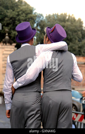 Roma, Italia. Xvii Sep, 2016. Roma 17 Settembre 2016. Prima coppia gay a sposarsi a Roma dopo la nuova legge delle unioni civili è stata approvata in Parlamento. Francisco Raffaele Villarusso, 43, e Luca De sario, 30, si sono sposati questa mattina nella sala rossa del Campidoglio. Il funzionario è stato il Sindaco di Roma Foto Samantha Zucchi Insidefoto Credito: insidefoto srl/Alamy Live News Foto Stock